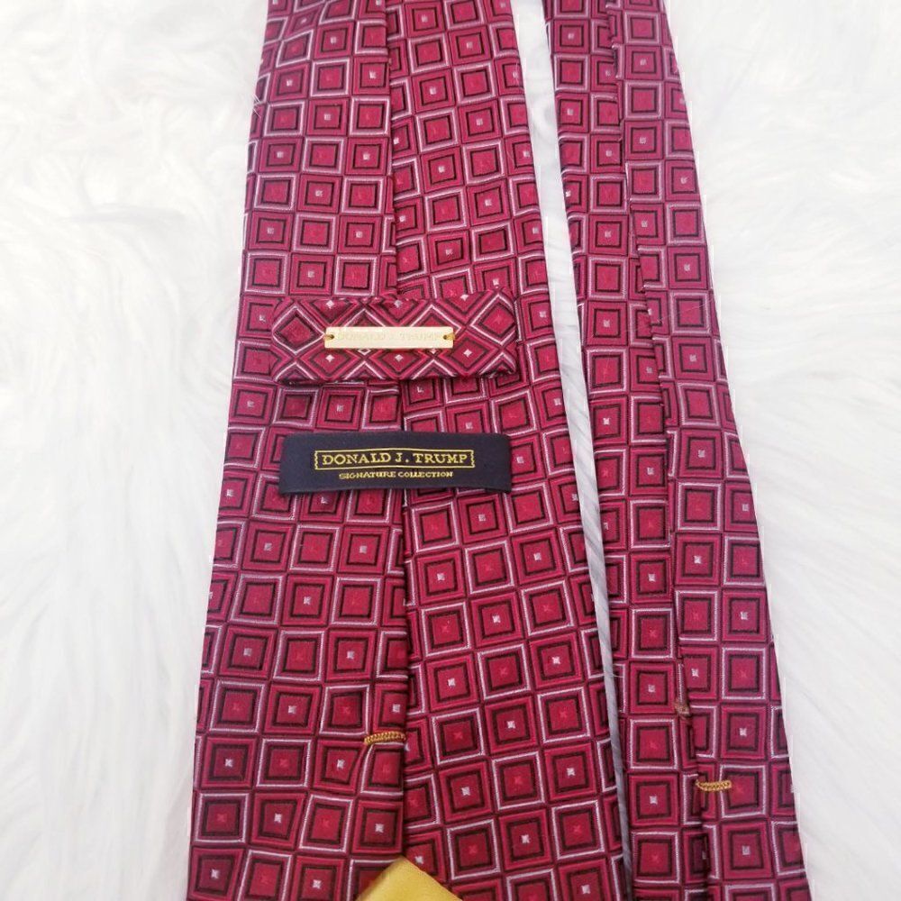 Donald Trump Signature Collection Red Silk Tie - Picture 3 of 4